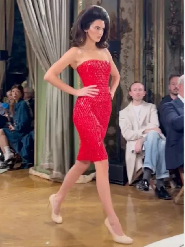 Kendall Jenner’s Show-Stopping Performance at Schiaparelli Show: A Stunning Display of Confidence and Beauty